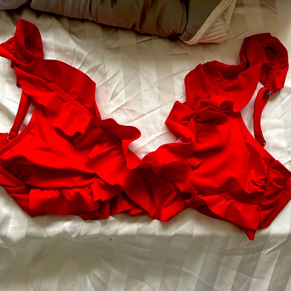 Beautiful red bikini top. Size small but could fit M.